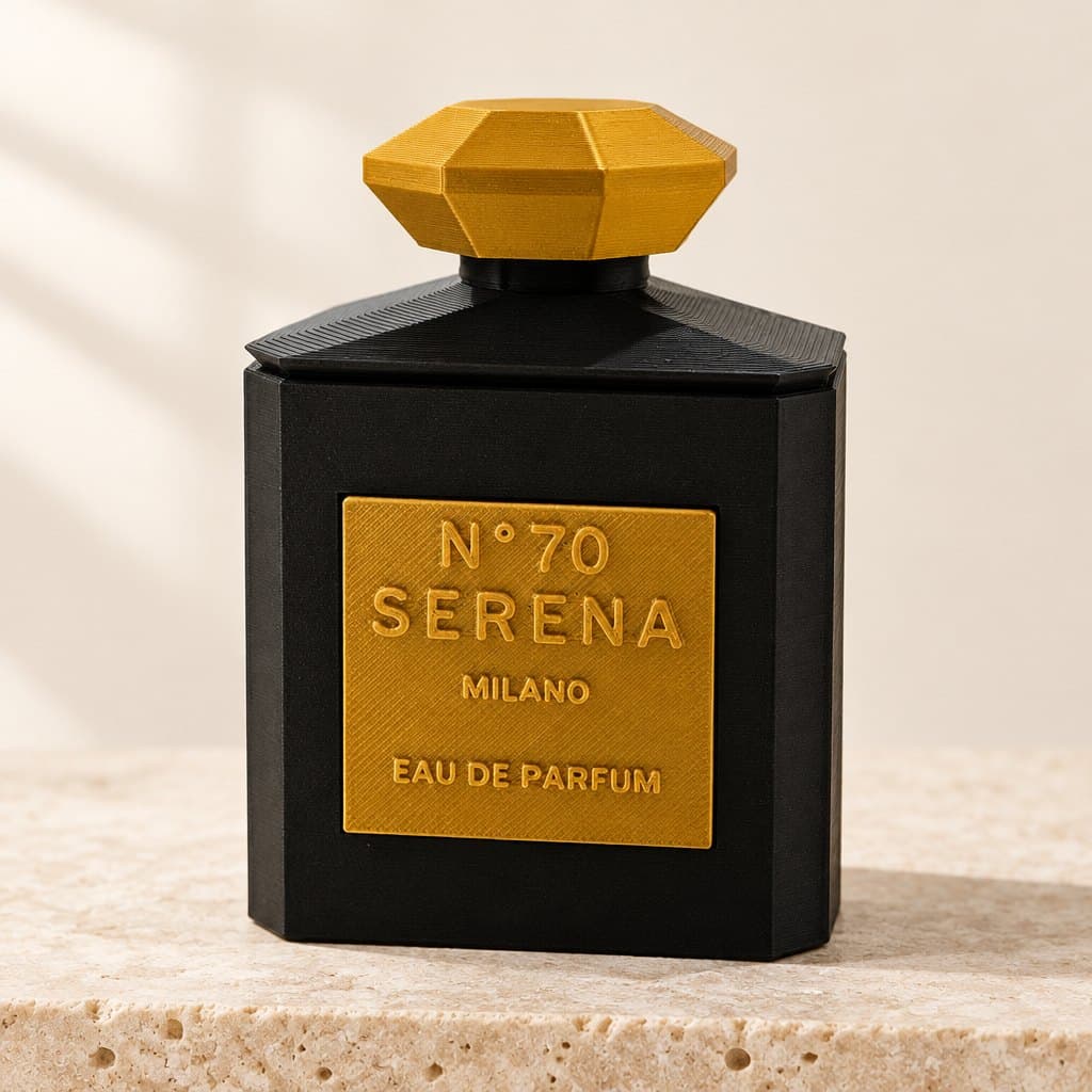 Portagioie nero a forma di flacone di profumo con etichetta oro «N°70 Serena Milano»